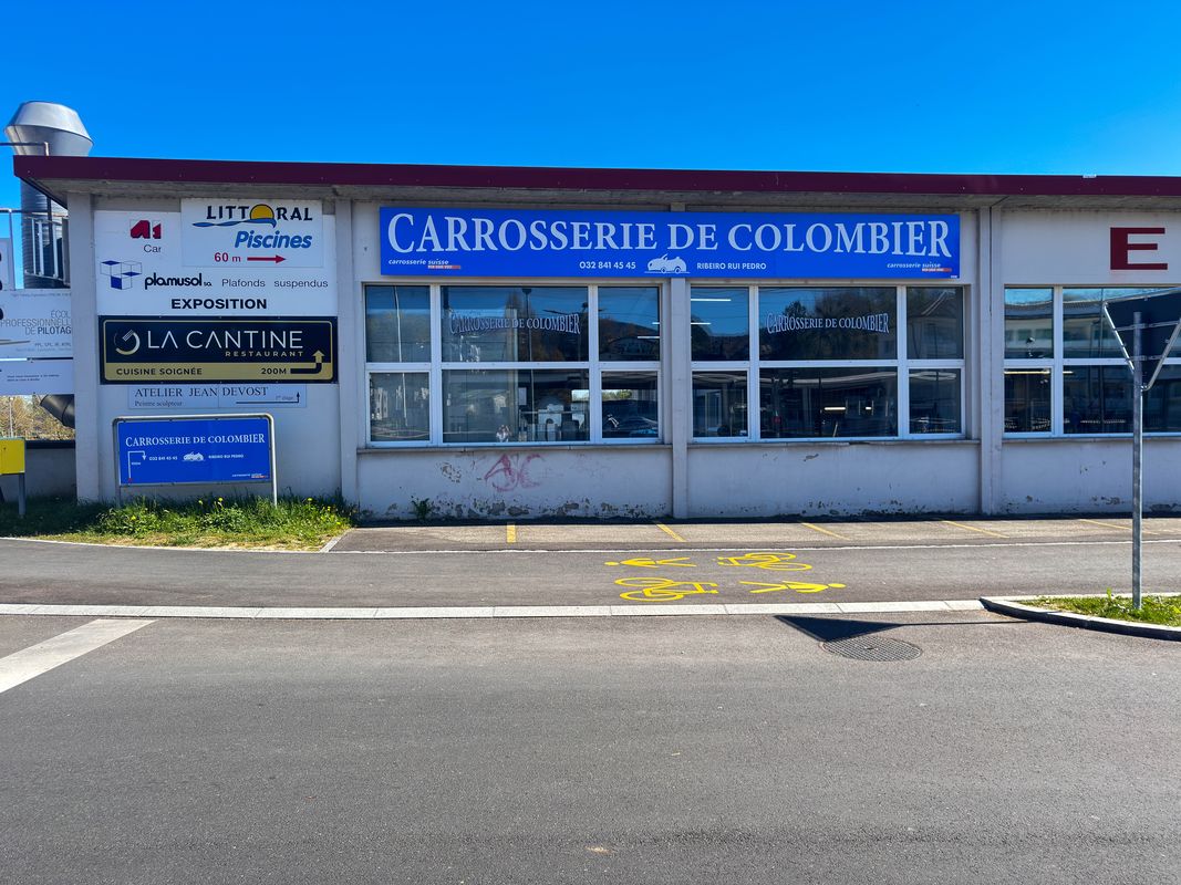 Façade de la Carrosserie de Colombier à Colombier, canton de Neuchâtel